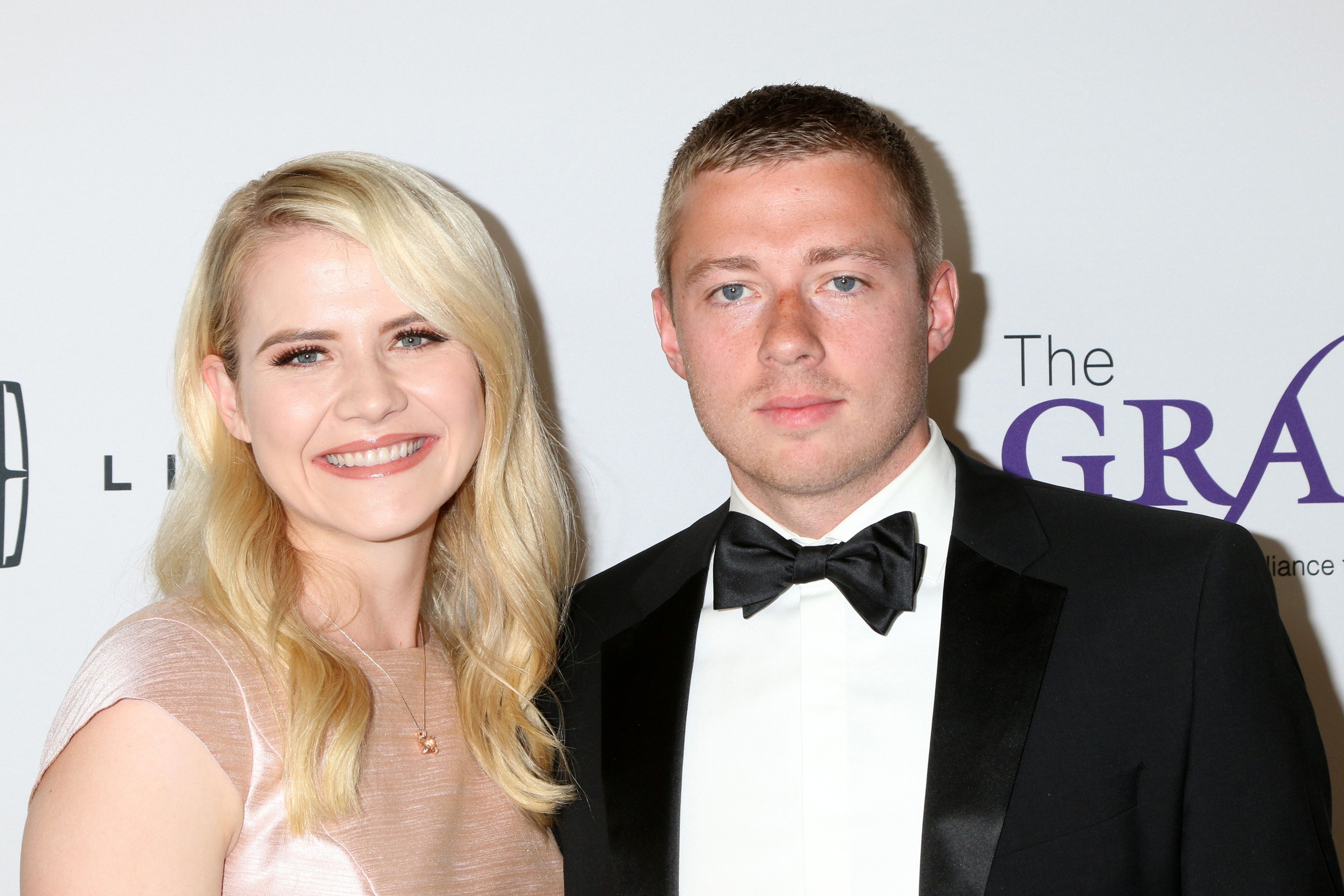 Elizabeth Smart und Matthew Gilmour posieren.