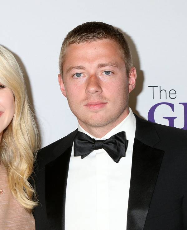 Elizabeth Smart und Matthew Gilmour posieren.
