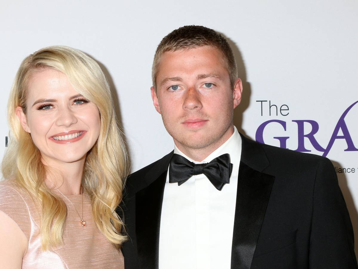 Elizabeth Smart und Matthew Gilmour posieren.