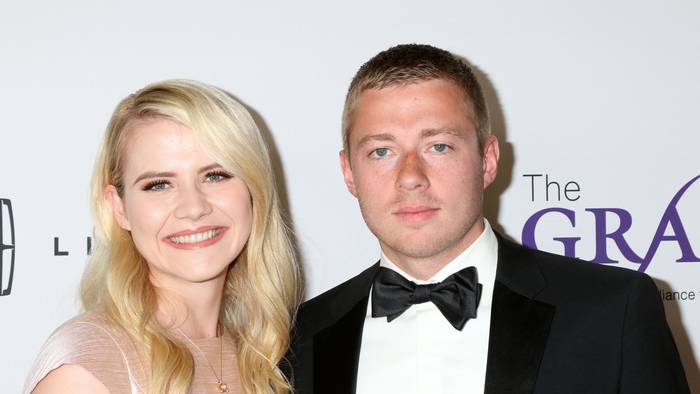 Elizabeth Smart und Matthew Gilmour posieren.