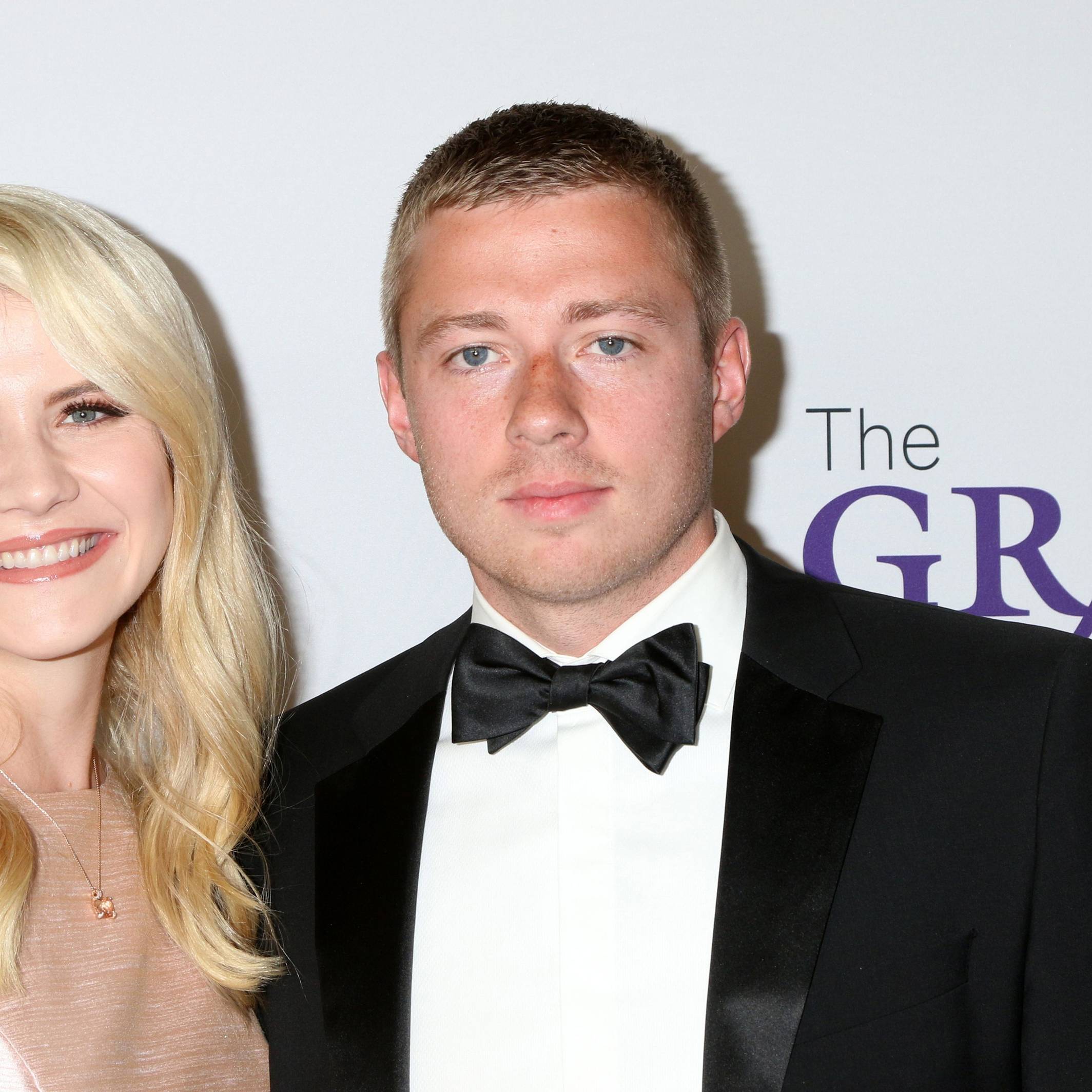 Elizabeth Smart und Matthew Gilmour posieren.