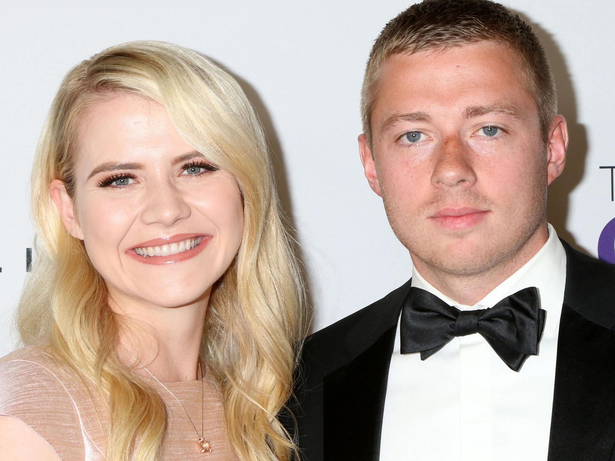 Elizabeth Smart und Matthew Gilmour posieren.