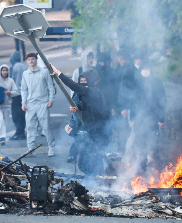 Ein Demonstrant wirft ein Stoppschild ins Feuer, während protestierende Schüler am 2. Oktober 2026 in der Nähe eines Gymnasiums in Brest im Westen Frankreichs eine Blockadeaktion durchführen. Seit Ende September protestieren Schüler in Frankreich vor Schulen gegen Missstände.