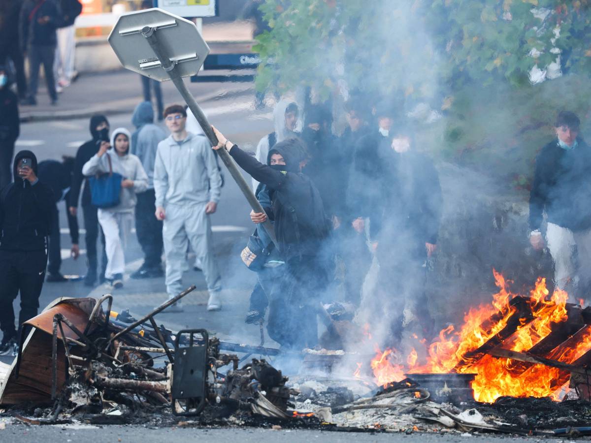 Ein Demonstrant wirft ein Stoppschild ins Feuer, während protestierende Schüler am 2. Oktober 2026 in der Nähe eines Gymnasiums in Brest im Westen Frankreichs eine Blockadeaktion durchführen. Seit Ende September protestieren Schüler in Frankreich vor Schulen gegen Missstände.