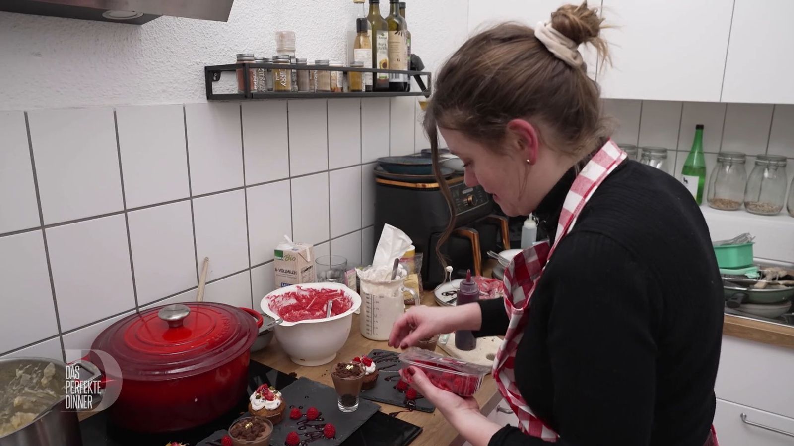 Elise dekoriert ihre Dessert-Kleinigkeiten - den Plan B bemerkt sicher niemand.
 (Bild: RTL)