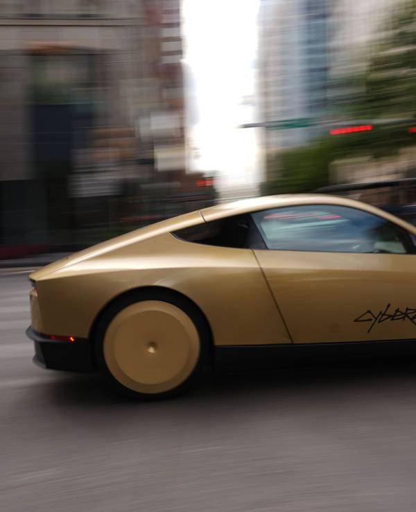 Ein Tesla Cybercab fährt durch die Innenstadt von Austin.