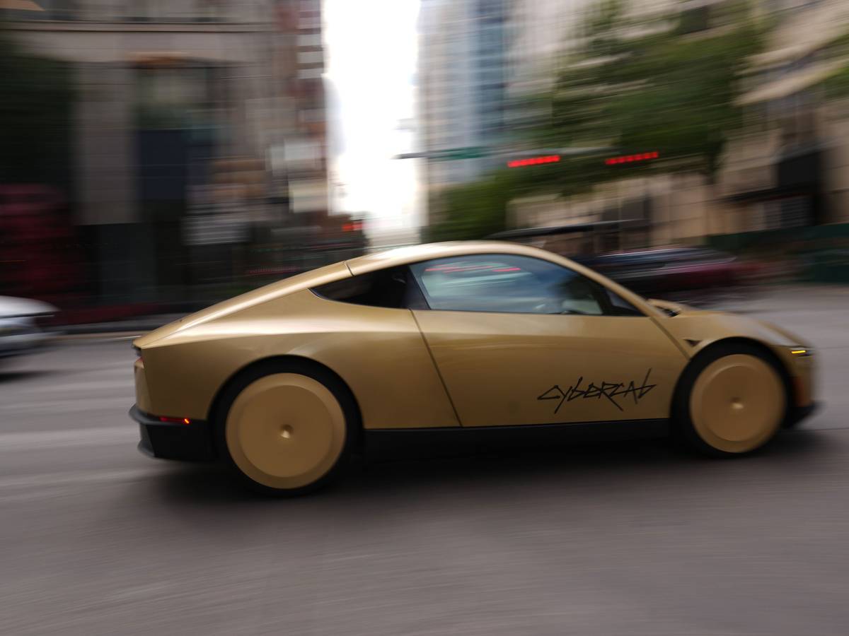 Ein Tesla Cybercab fährt durch die Innenstadt von Austin.