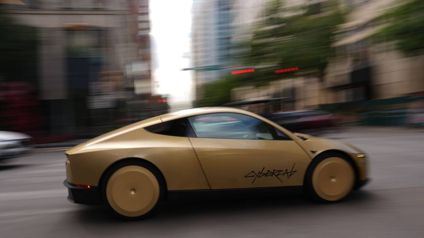 Ein Tesla Cybercab fährt durch die Innenstadt von Austin.