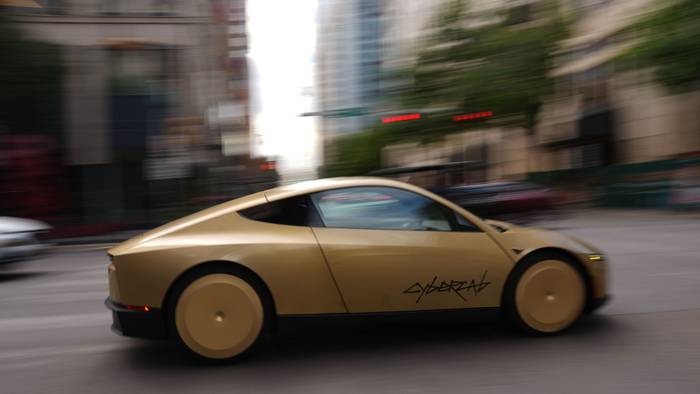 Ein Tesla Cybercab fährt durch die Innenstadt von Austin.
