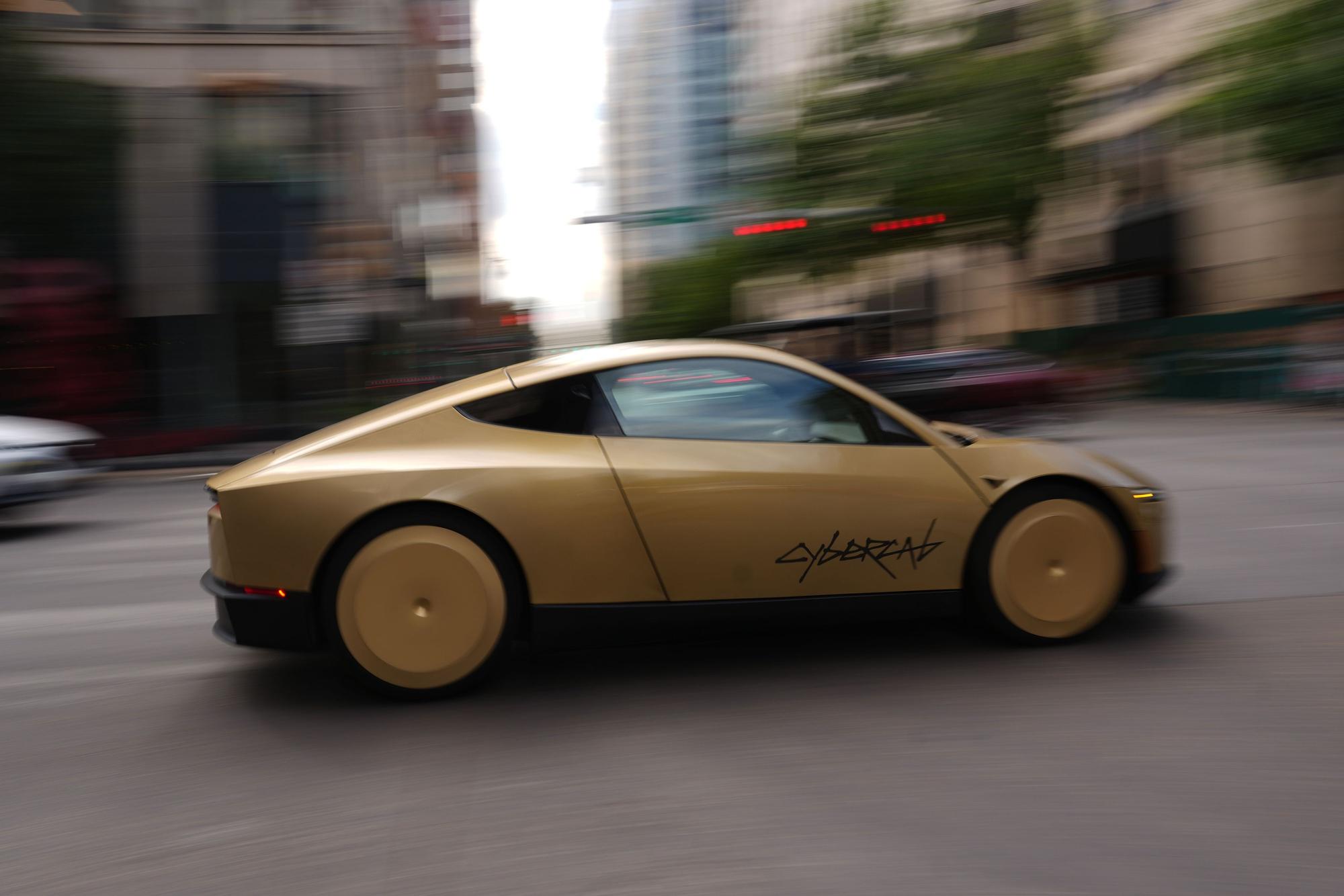 Ein Tesla Cybercab fährt durch die Innenstadt von Austin.