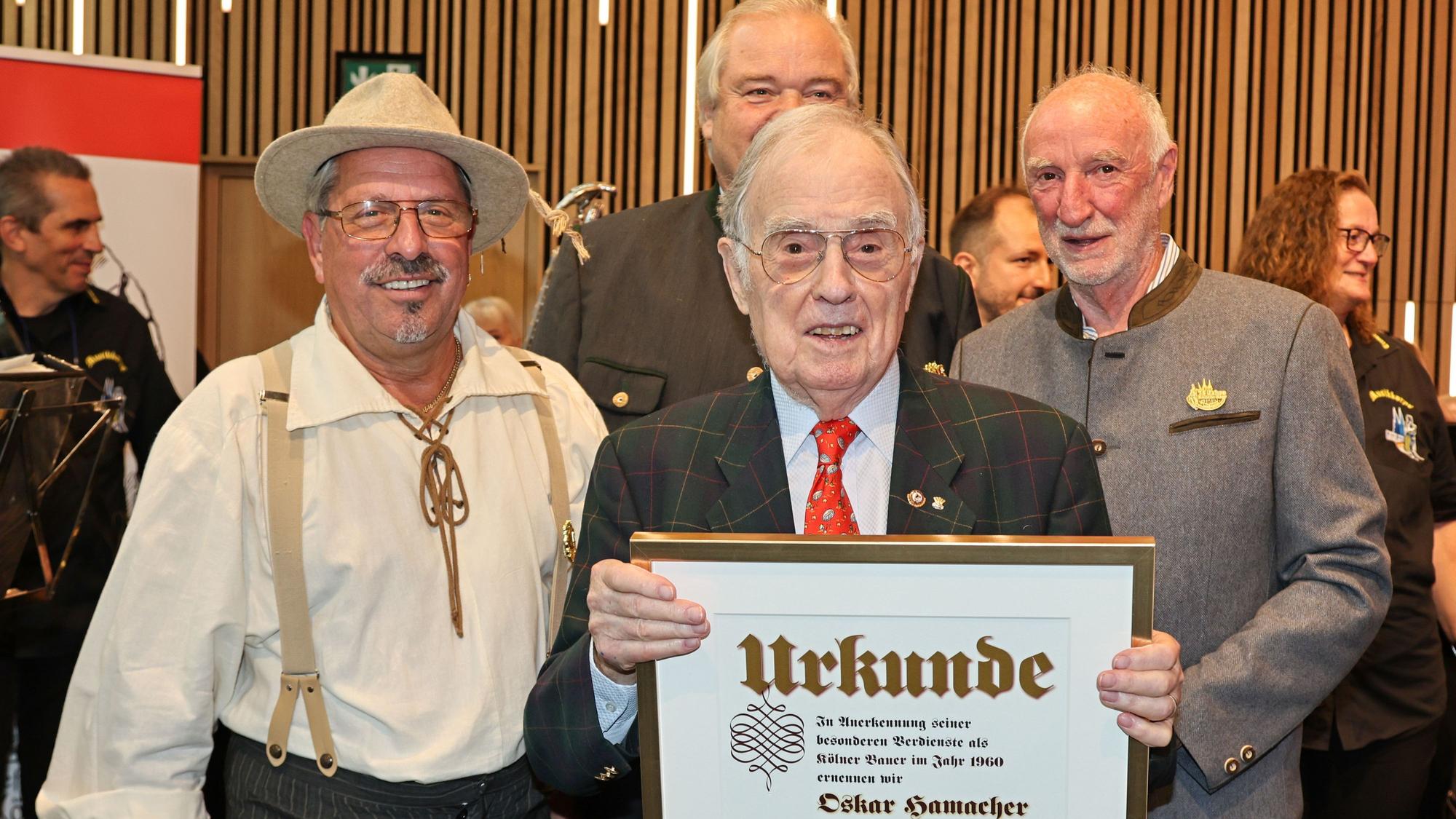 Ernennung von Oskar Hamacher zum Ehrenmitglied.