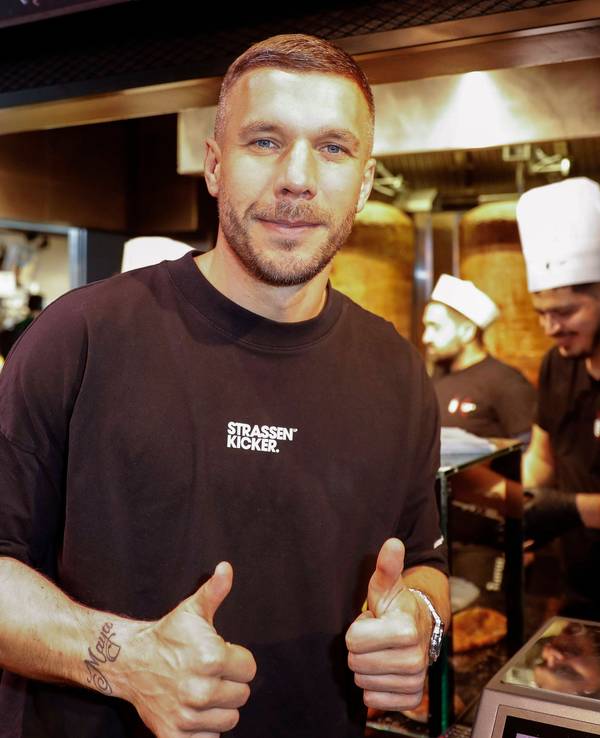 Lukas Podolksi in einem Mangal-Store am Kölner Flughafen. (Archivbild)