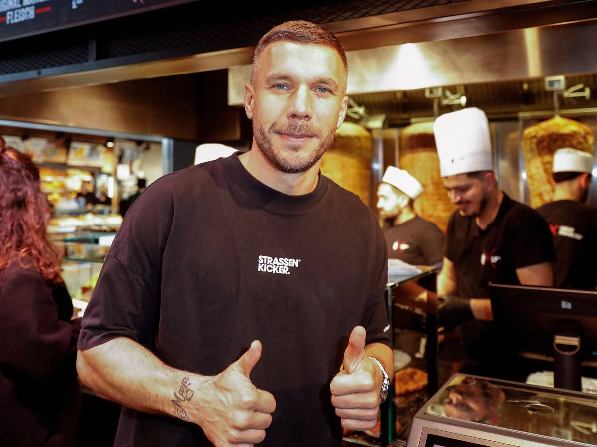 Lukas Podolksi in einem Mangal-Store am Kölner Flughafen. (Archivbild)