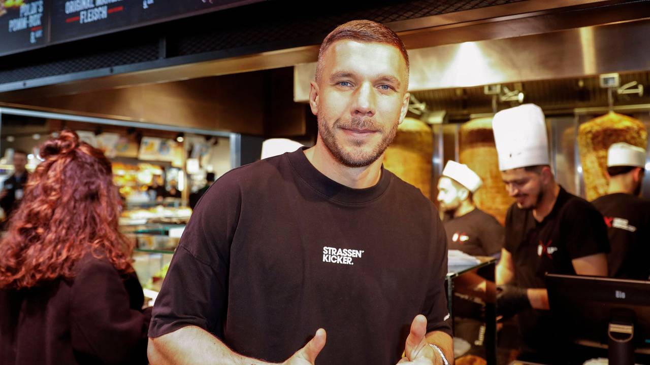 Lukas Podolksi in einem Mangal-Store am Kölner Flughafen. (Archivbild)