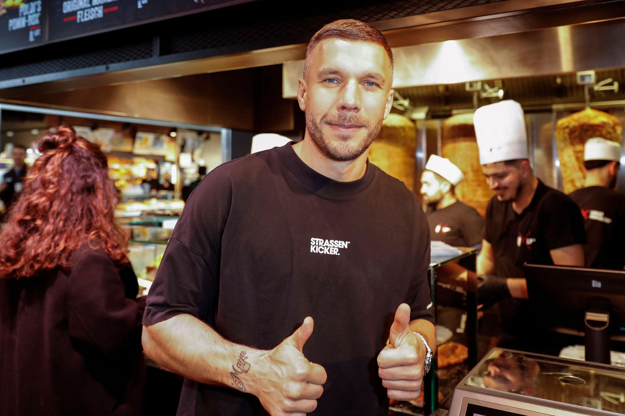 Lukas Podolksi in einem Mangal-Store am Kölner Flughafen. (Archivbild)