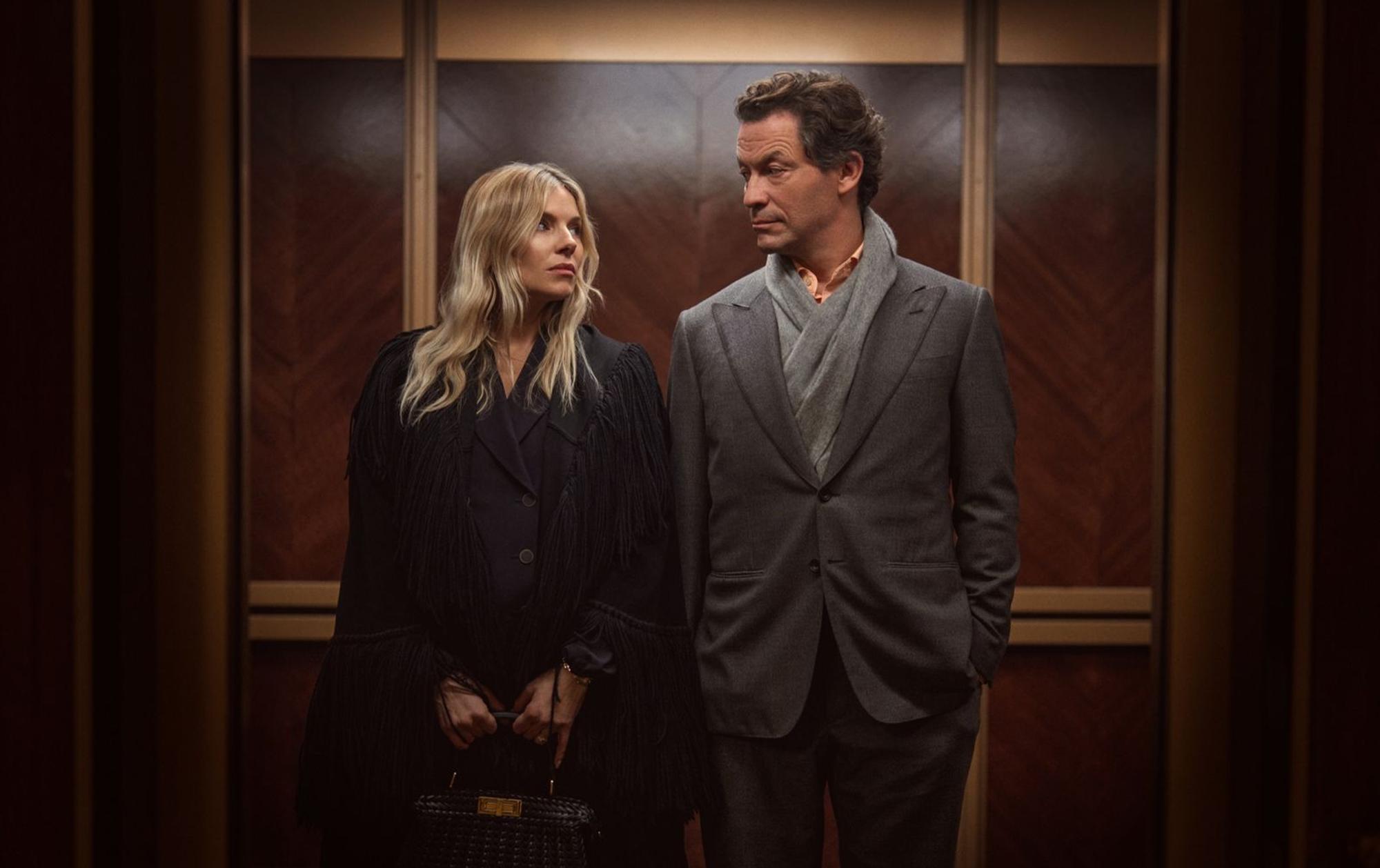 „Lässt man etwas vorbeiziehen oder zieht man in den Krieg?“ Sienna Miller und Dominic West in der Sky-Serie „War“. (Bild: Sky / HBO / New Pictures / Justin Downing)