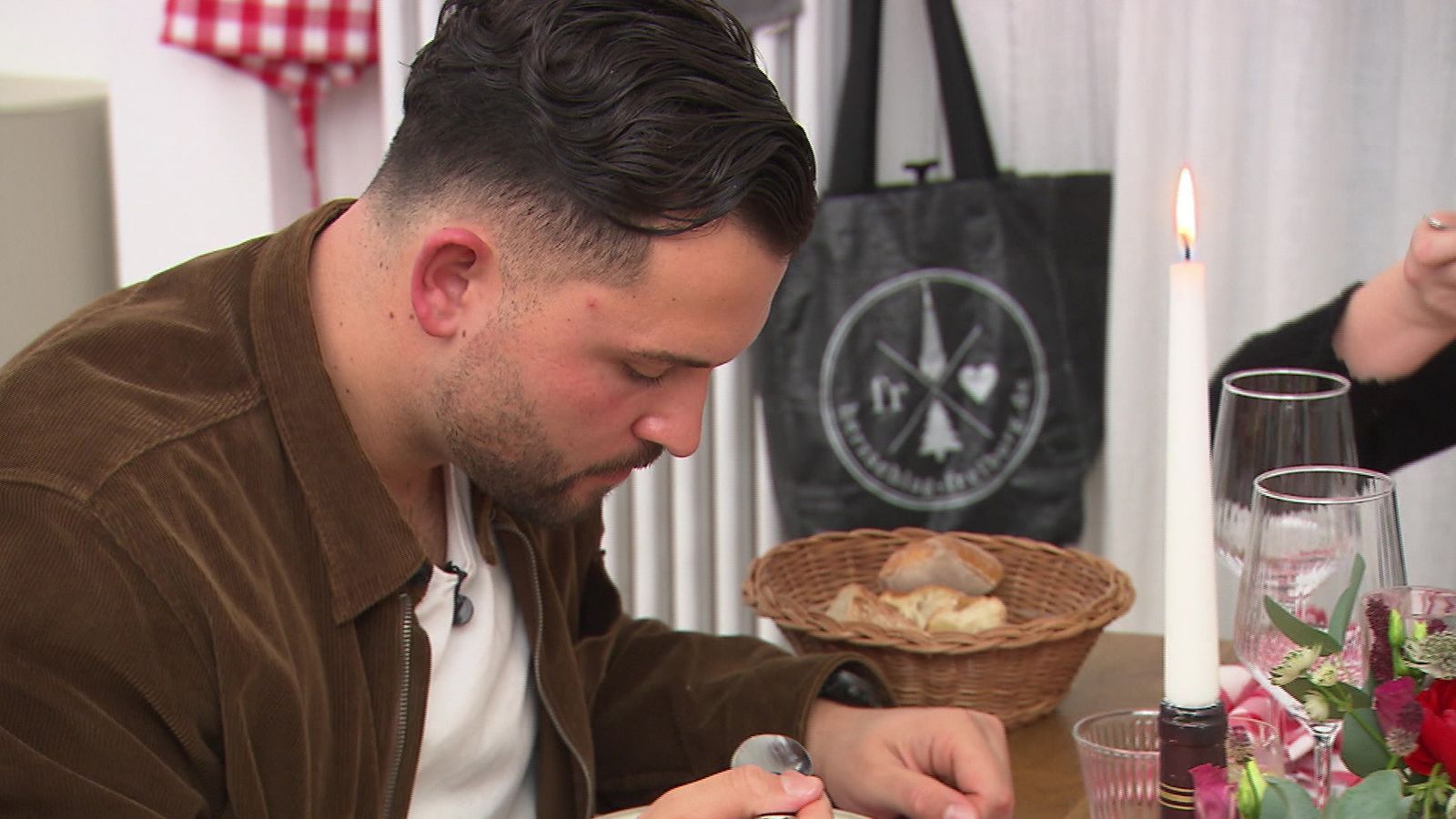 Jonathan genießt seine Gutedelsuppe und kann nichts aussetzen.
 (Bild: RTL)