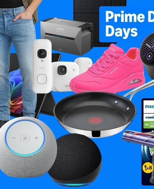 Collage mit Produkten der Amazon Prime Deal Days auf blauem Hintergrund: Blink-Überwachungskameras, Echo-Lautsprecher, Fire-Max-11-Tablet, Samsung-Fernseher und Galaxy S26 Ultra, Ninja-Heißluftfritteuse, Akku-Staubsauger, Tefal-Pfanne, Philips-Sonicare-Aufsteckbürsten, Smartwatch, pinkfarbener Skechers-Sneaker, Jeans und ein Anker-Solix-Solarprodukt, dazu die Logos von Amazon und Prime Deal Days.