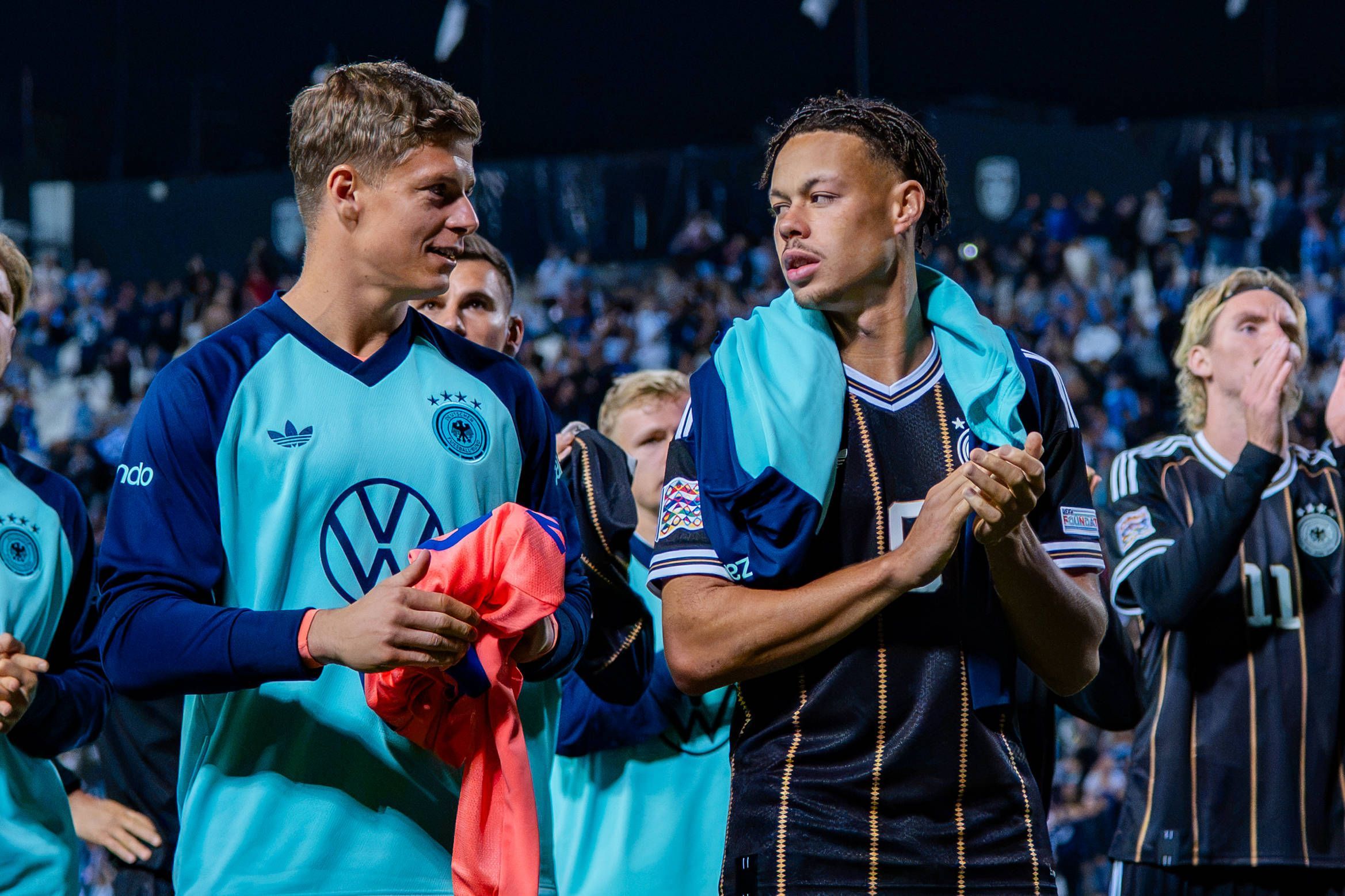 Torhüter Finn Dahmen und Denny Scherhant stehen nach dem Spiel vor den mitgereisten Fans.