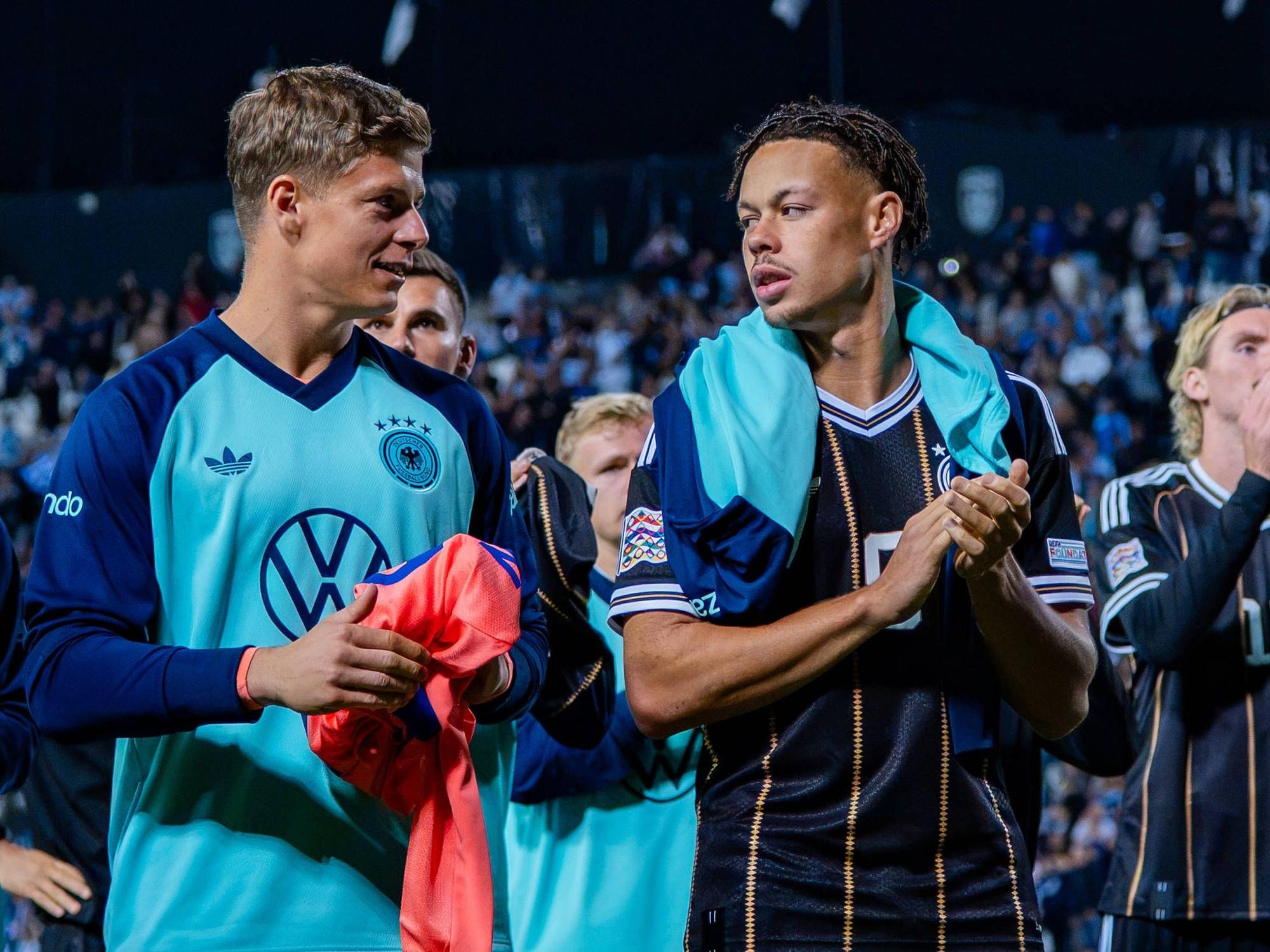 Torhüter Finn Dahmen und Denny Scherhant stehen nach dem Spiel vor den mitgereisten Fans.