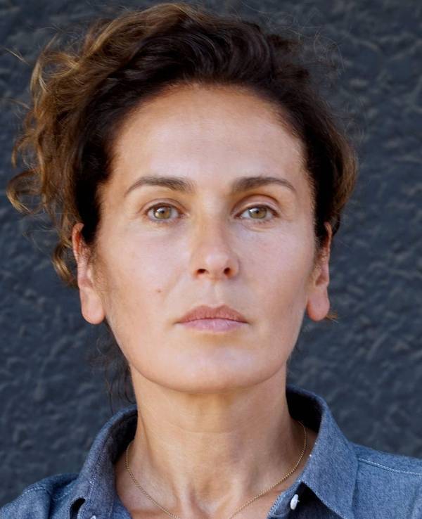 Marie-Lou Sellem ist im Sommer 60 Jahre alt geworden. Die Schauspielerin ist prima im Geschäft. Mit „Frankfurt Mord“ startet schon der zweite Krimi im öffentlich-rechtlichen Primetime-Fernsehen binnen eines Jahres, in dem die Berlinerin mit französischen Wurzeln die Hauptfigur spielt. Daneben hat Marie-Lou Sellem aber noch viel mehr vor. (Bild: © Maud Sellem)