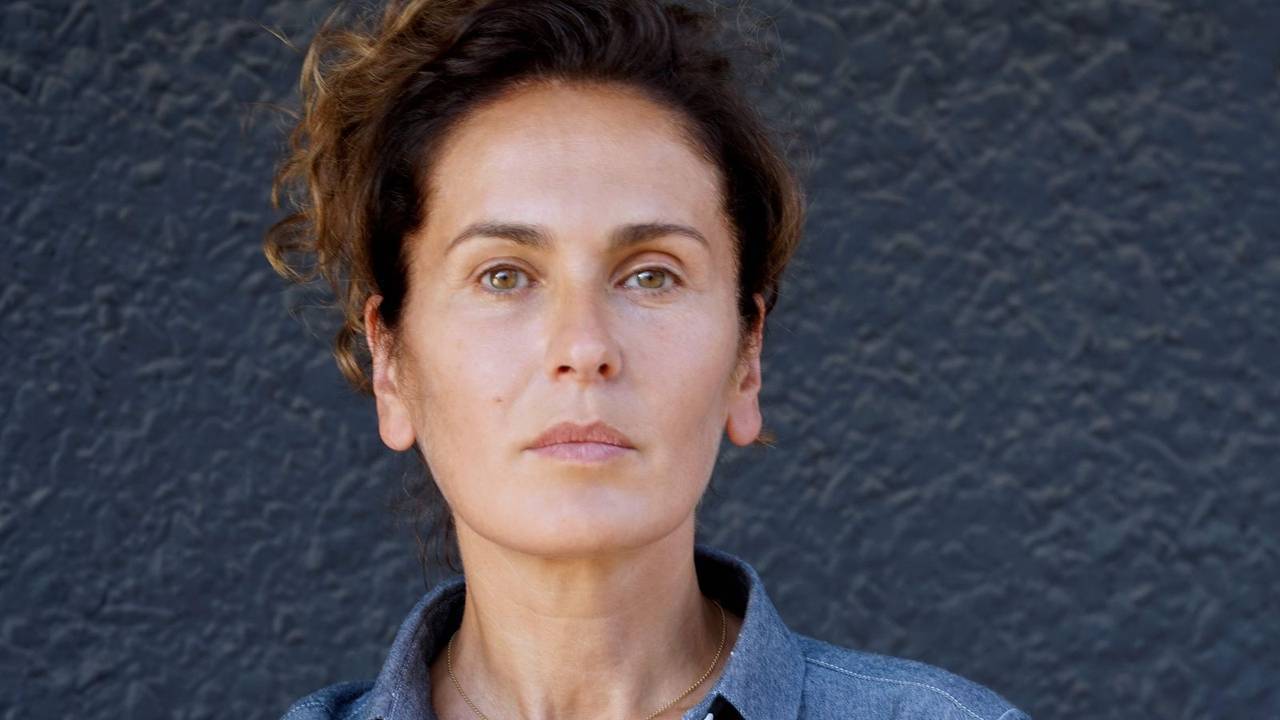 Marie-Lou Sellem ist im Sommer 60 Jahre alt geworden. Die Schauspielerin ist prima im Geschäft. Mit „Frankfurt Mord“ startet schon der zweite Krimi im öffentlich-rechtlichen Primetime-Fernsehen binnen eines Jahres, in dem die Berlinerin mit französischen Wurzeln die Hauptfigur spielt. Daneben hat Marie-Lou Sellem aber noch viel mehr vor. (Bild: © Maud Sellem)