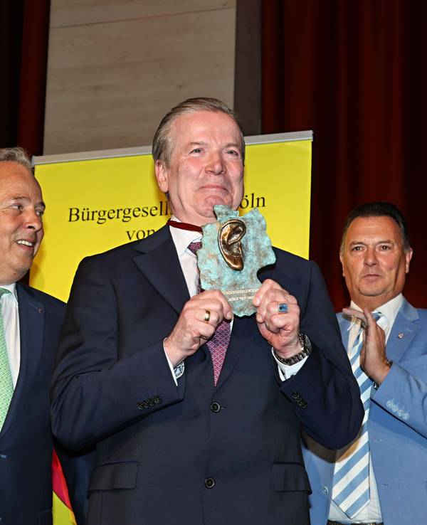 Christoph Kuckelkorn zeigt den Ohrenorden.