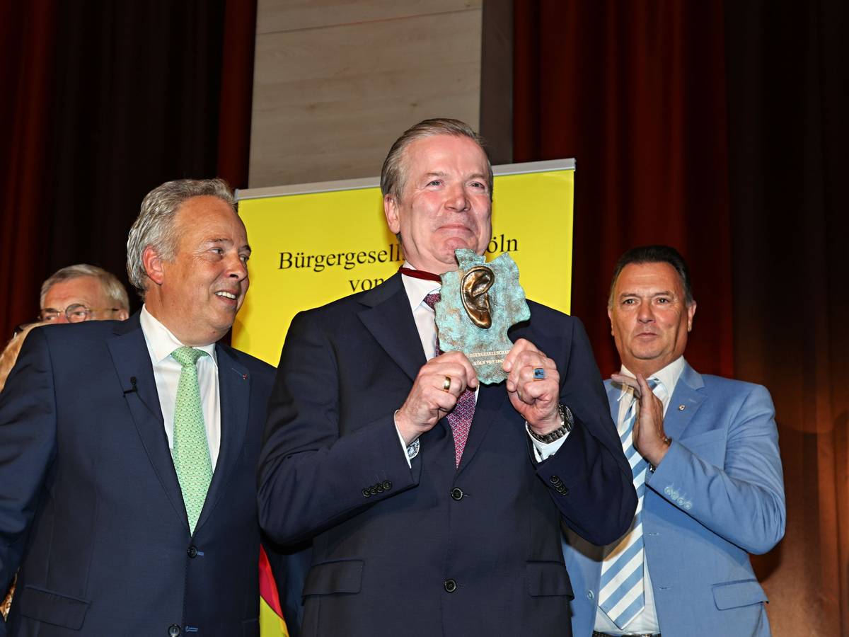 Christoph Kuckelkorn zeigt den Ohrenorden.