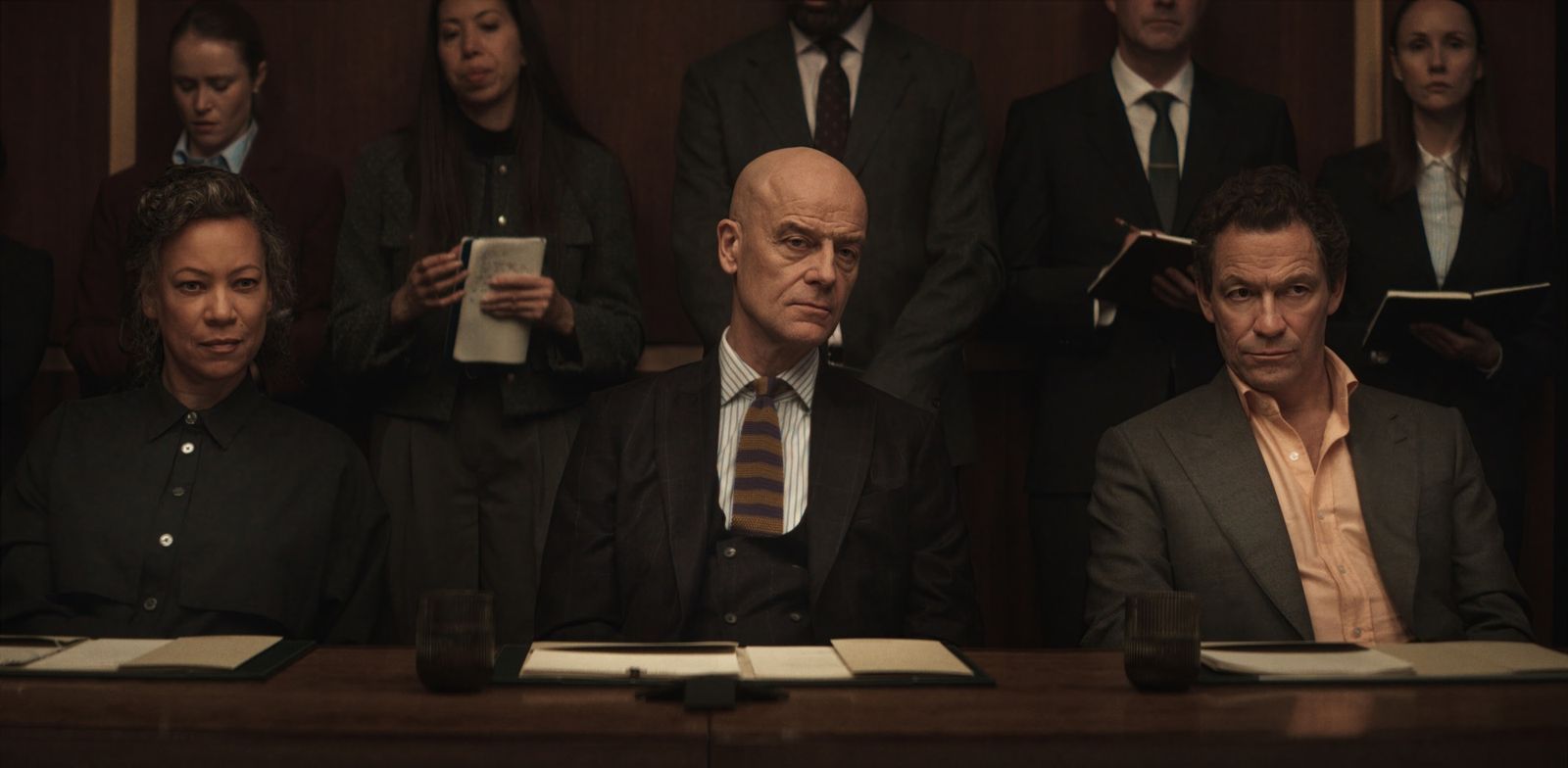 Mit Beatrice Ubosi (Nina Sosanya) und St John Smallwood (Pip Torrens, Mitte) hat sich Tech-Milliardär Morgan Henderson (Dominic West) einen extrem gewieften Rechtsbeistand für die Scheidung gesucht. (Bild: © Sky / HBO / New Pictures)