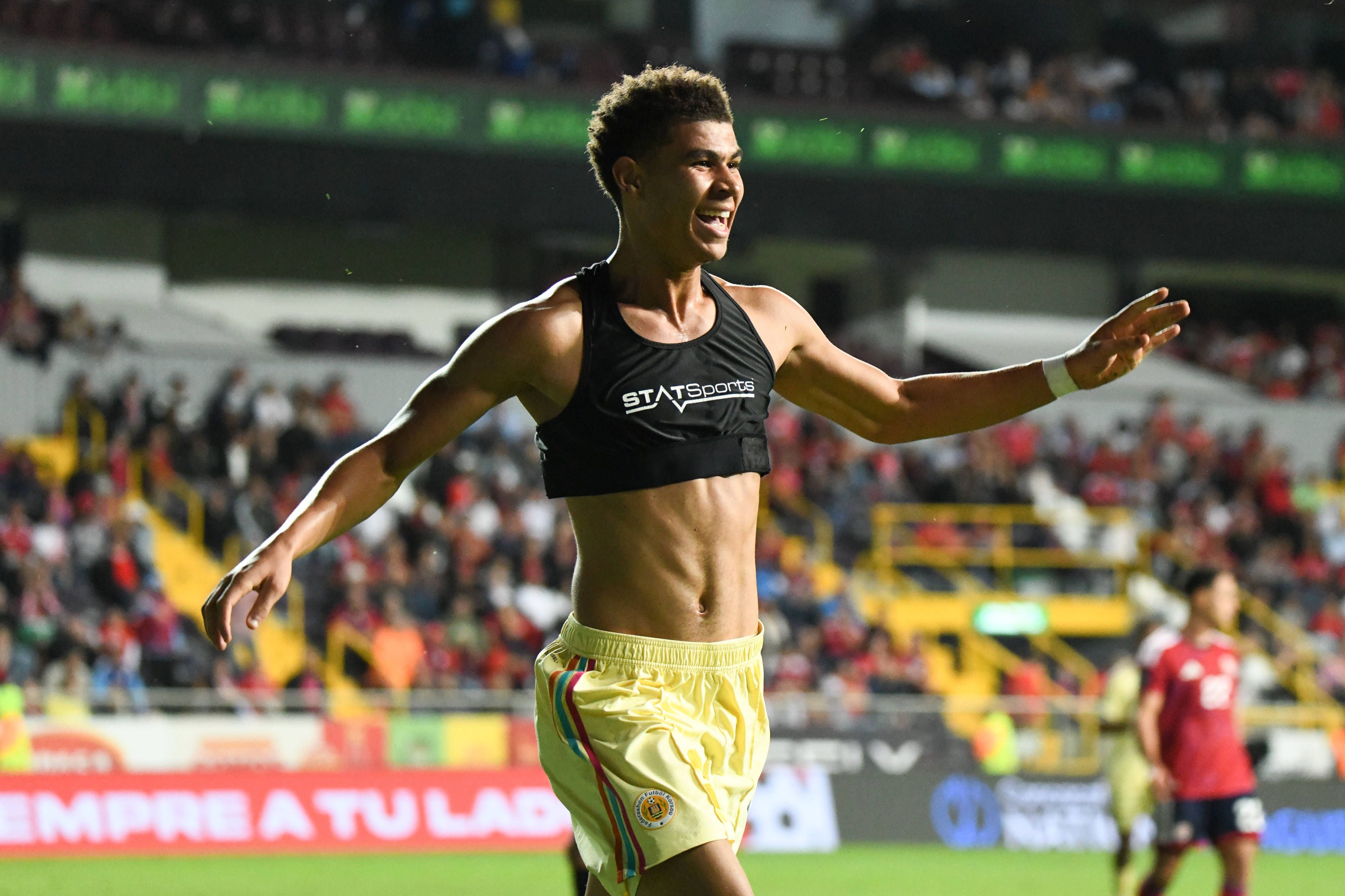 Jordi Paulina jubelt ohne Trikot.