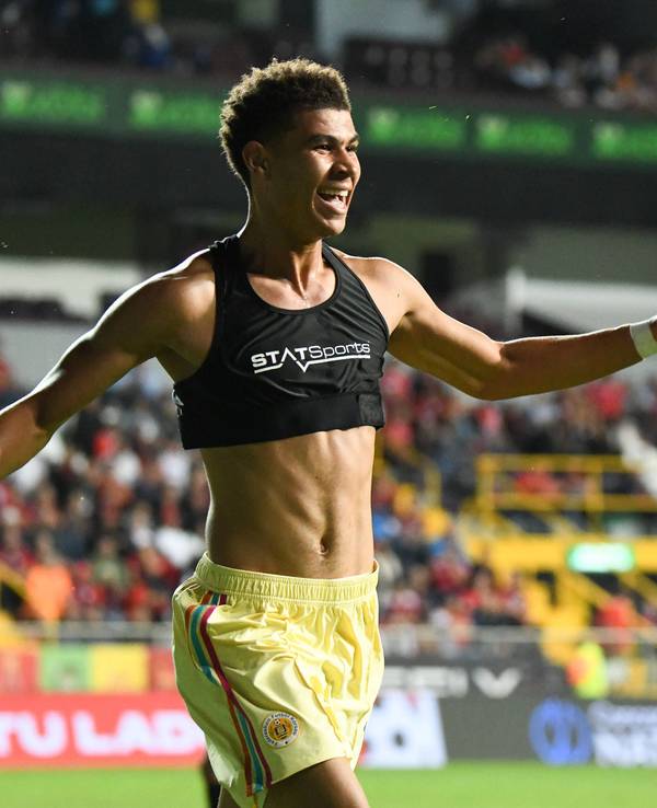 Jordi Paulina jubelt ohne Trikot.