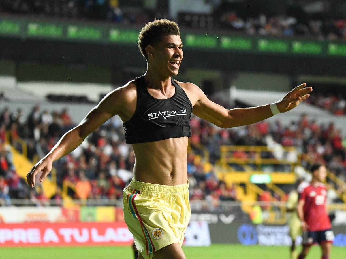 Jordi Paulina jubelt ohne Trikot.