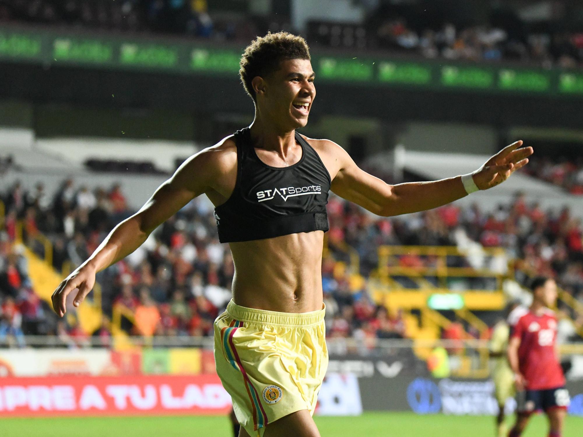 Jordi Paulina jubelt ohne Trikot.