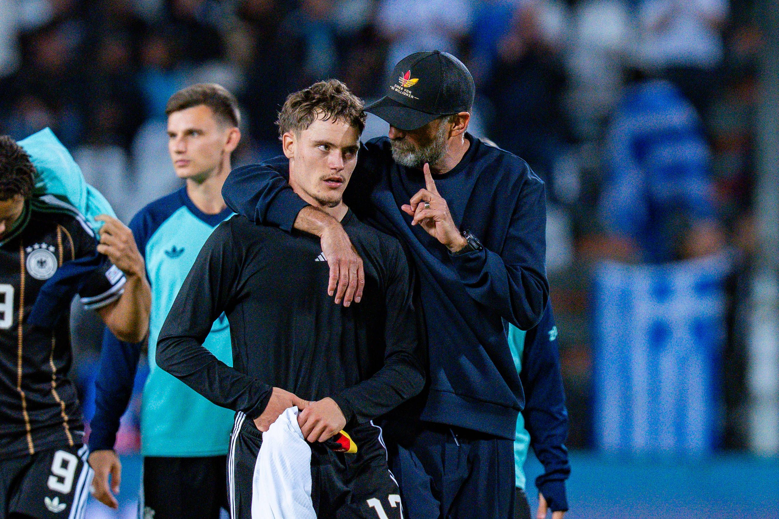 Bundestrainer Jürgen Klopp legt seinen Arm um Mannschaftskapitän Florian Wirtz (beim Nations League Spiel Griechenland-Deutschland)