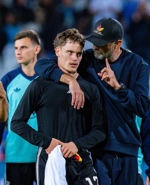 Bundestrainer Jürgen Klopp legt seinen Arm um Mannschaftskapitän Florian Wirtz (beim Nations League Spiel Griechenland-Deutschland)