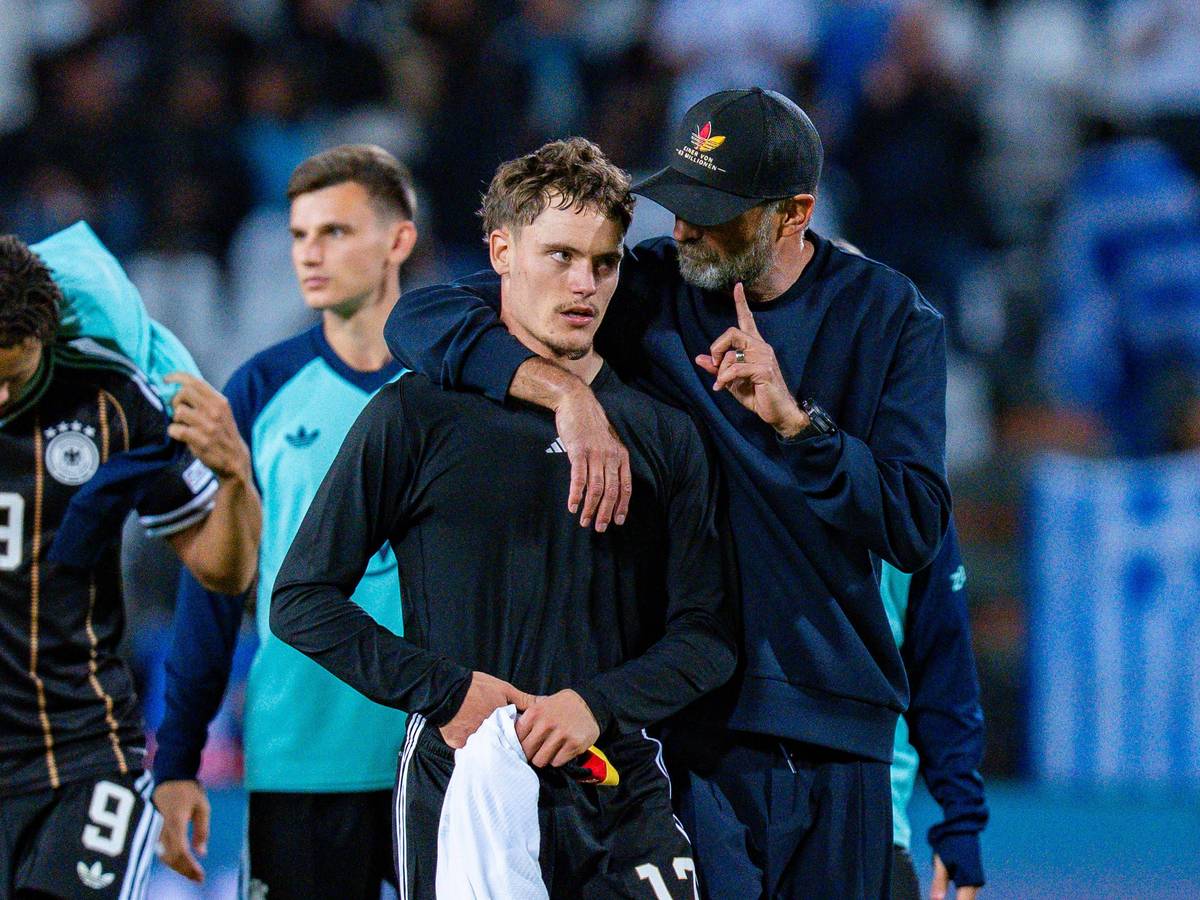 Bundestrainer Jürgen Klopp legt seinen Arm um Mannschaftskapitän Florian Wirtz (beim Nations League Spiel Griechenland-Deutschland)
