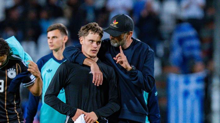 Bundestrainer Jürgen Klopp legt seinen Arm um Mannschaftskapitän Florian Wirtz (beim Nations League Spiel Griechenland-Deutschland)