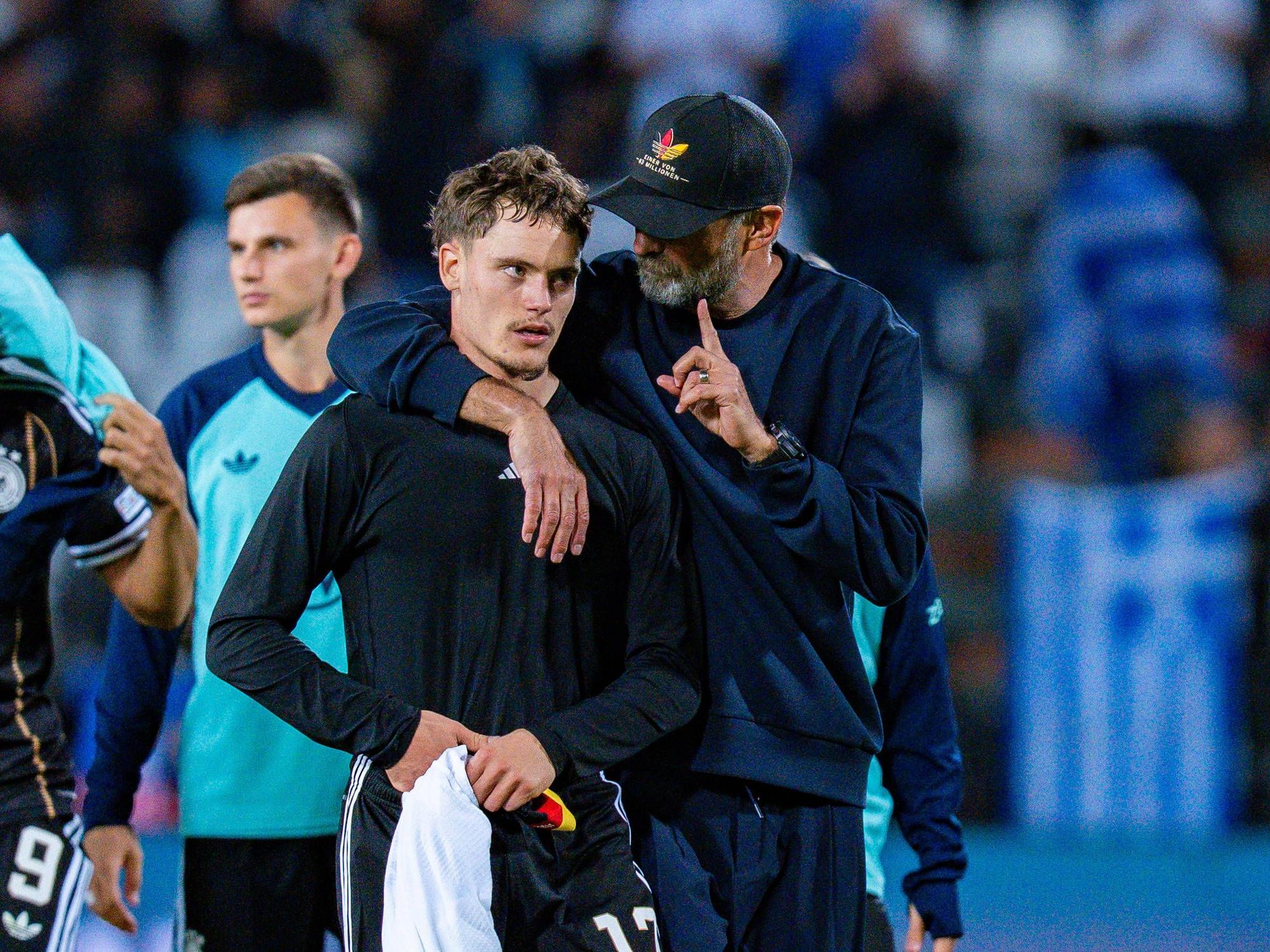 Bundestrainer Jürgen Klopp legt seinen Arm um Mannschaftskapitän Florian Wirtz (beim Nations League Spiel Griechenland-Deutschland)