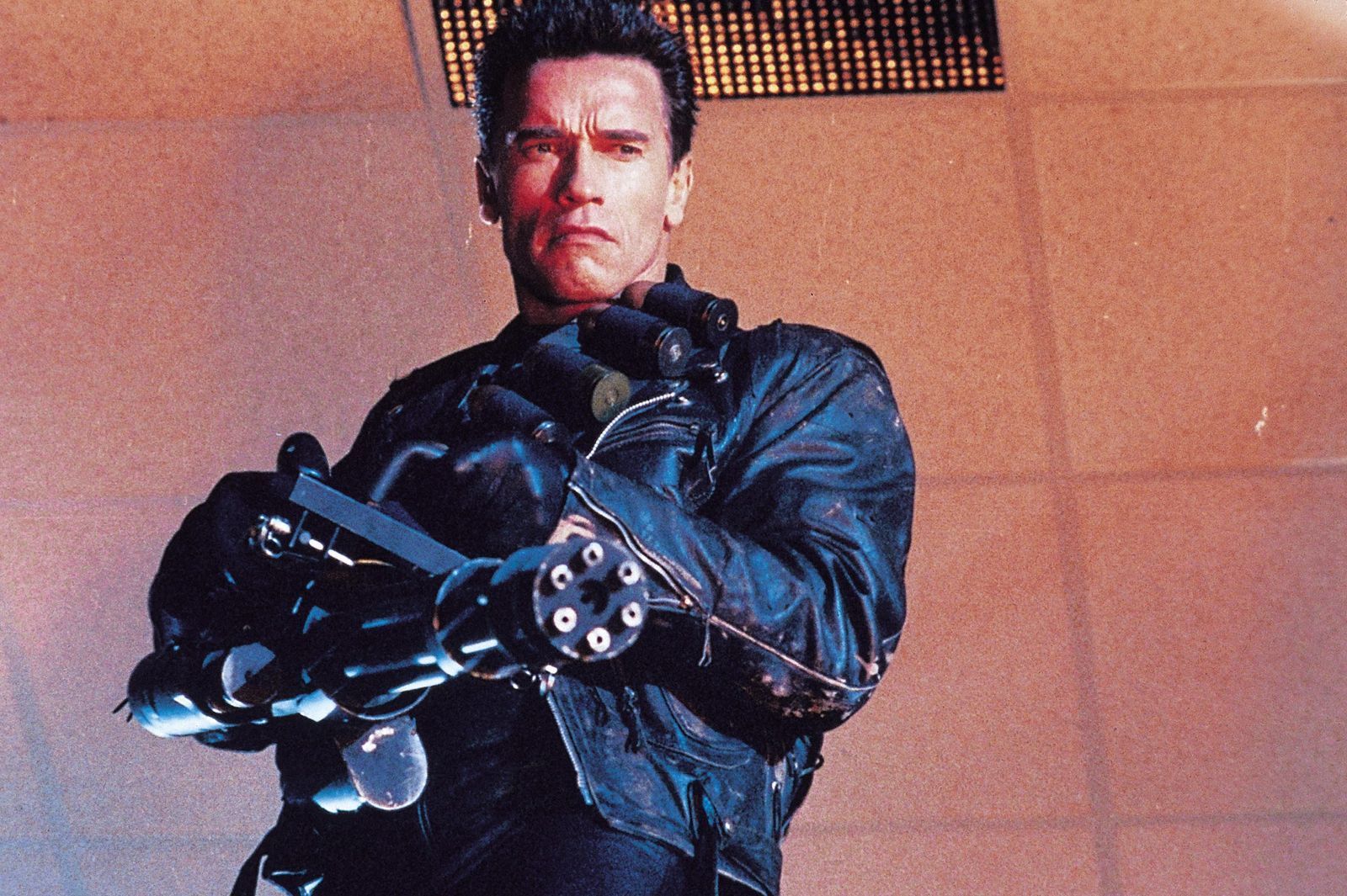 „Hasta la Vista, Baby“: Professionell entledigt sich der Terminator (Arnold Schwarzenegger) eines unliebsamen Feindes (Bild:  1991 STUDIOCANAL. All Rights Reserved.)
