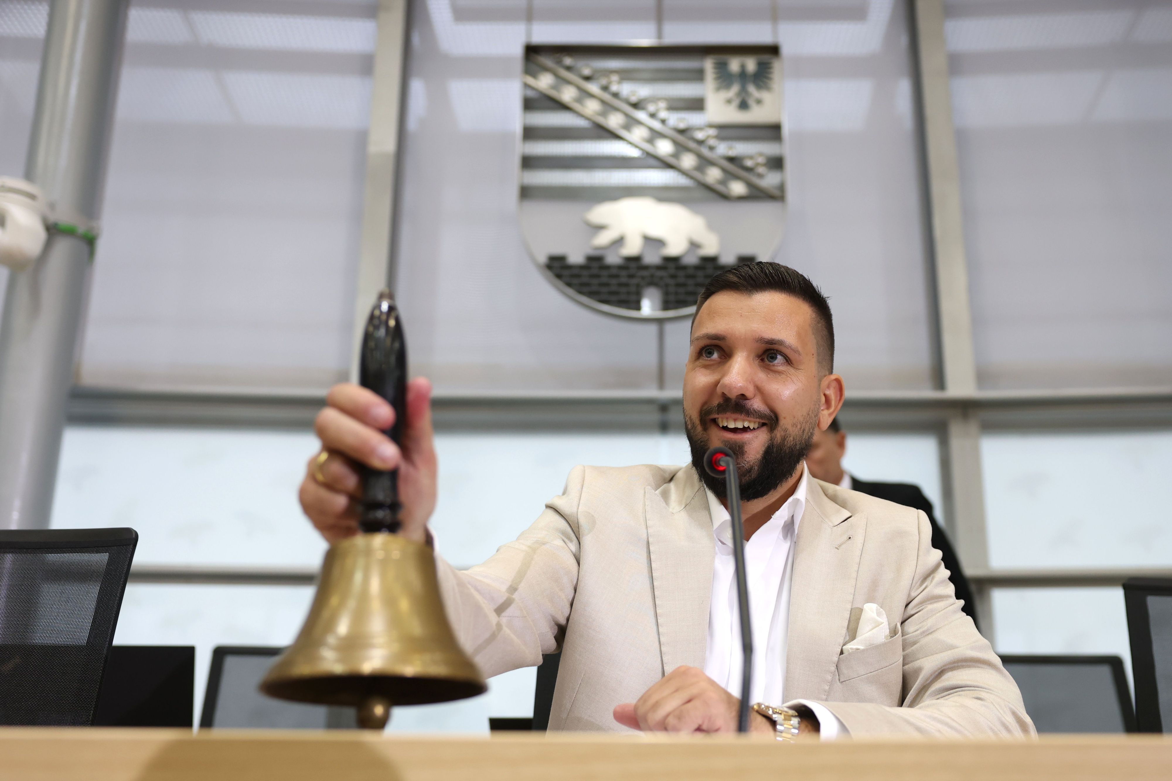 Der neu gewählte Landtagspräsident Tobias Rausch (AfD) läutet nach einer Pause die Glocke während der konstituierenden Sitzung des Landtags von Sachsen-Anhalt.