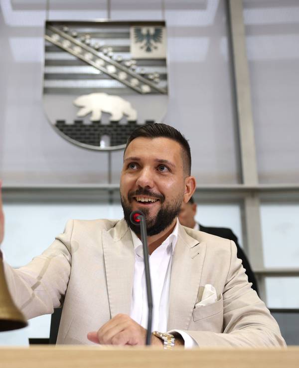 Der neu gewählte Landtagspräsident Tobias Rausch (AfD) läutet nach einer Pause die Glocke während der konstituierenden Sitzung des Landtags von Sachsen-Anhalt.