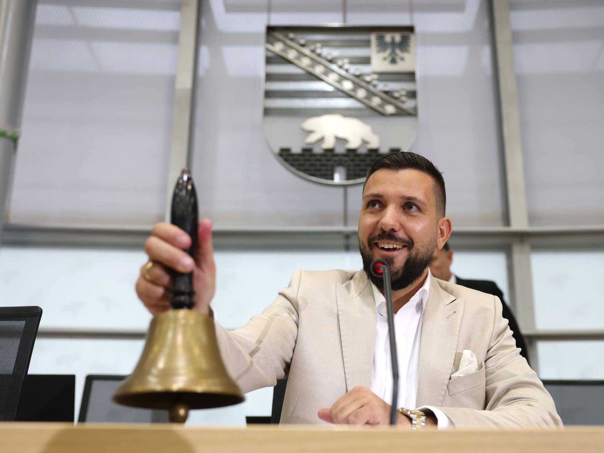 Der neu gewählte Landtagspräsident Tobias Rausch (AfD) läutet nach einer Pause die Glocke während der konstituierenden Sitzung des Landtags von Sachsen-Anhalt.