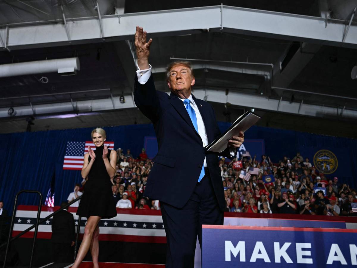 TOPSHOT - US President Donald Trump throws a pen into the crowd after he signed an executive order during a campaign rally at Pinnacle Bank Expo Center in Grand Island, Nebraska, on October 5, 2026. (Photo by Kent NISHIMURA / AFP)