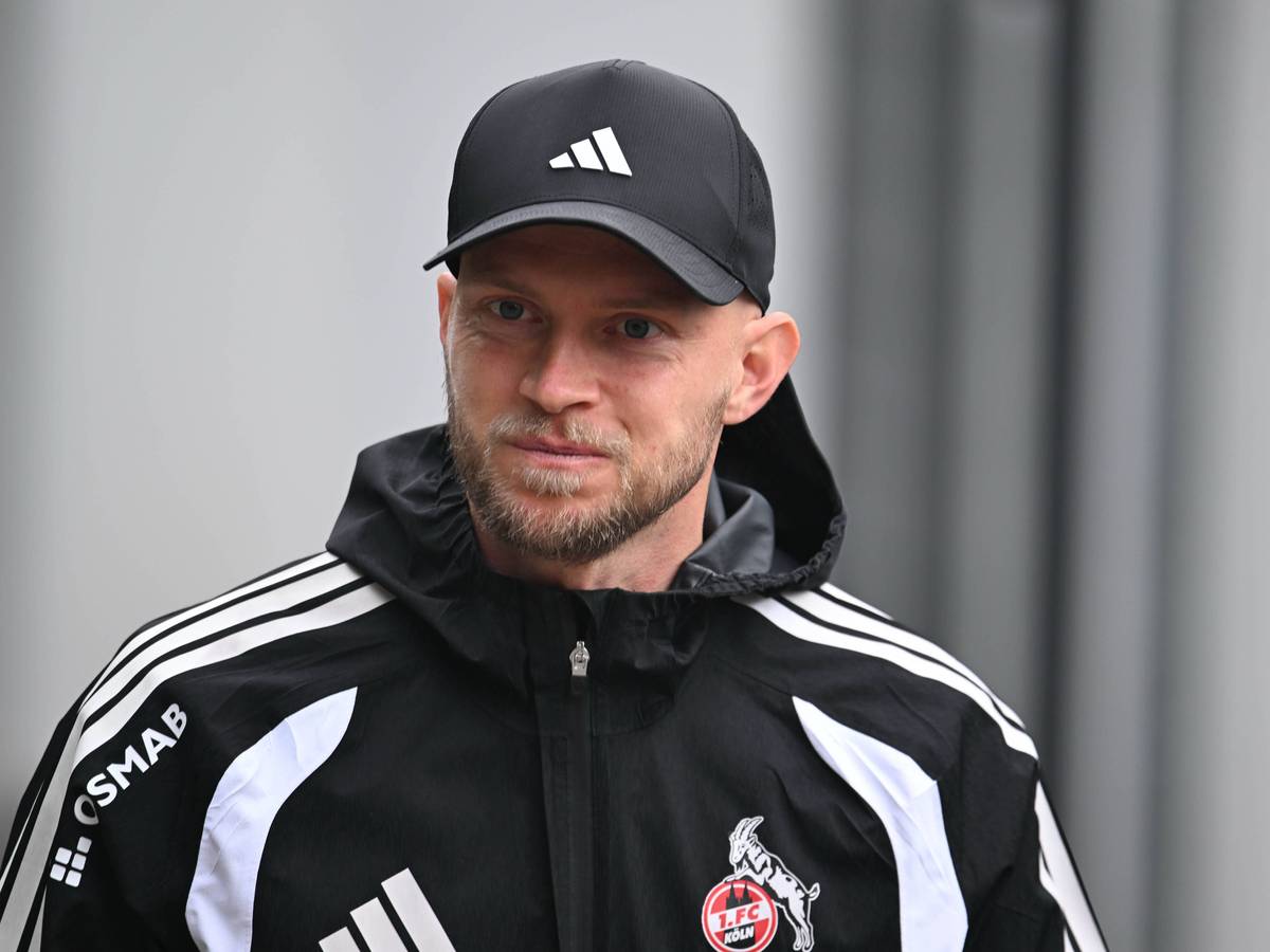René Wagner beim Training des 1. FC Köln mit Regenjacke und Kappe.