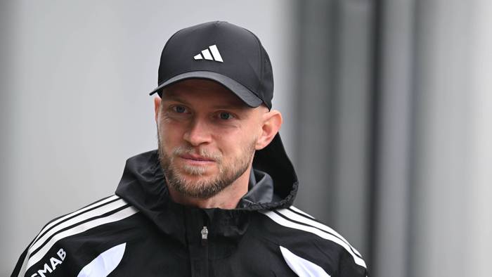 René Wagner beim Training des 1. FC Köln mit Regenjacke und Kappe.