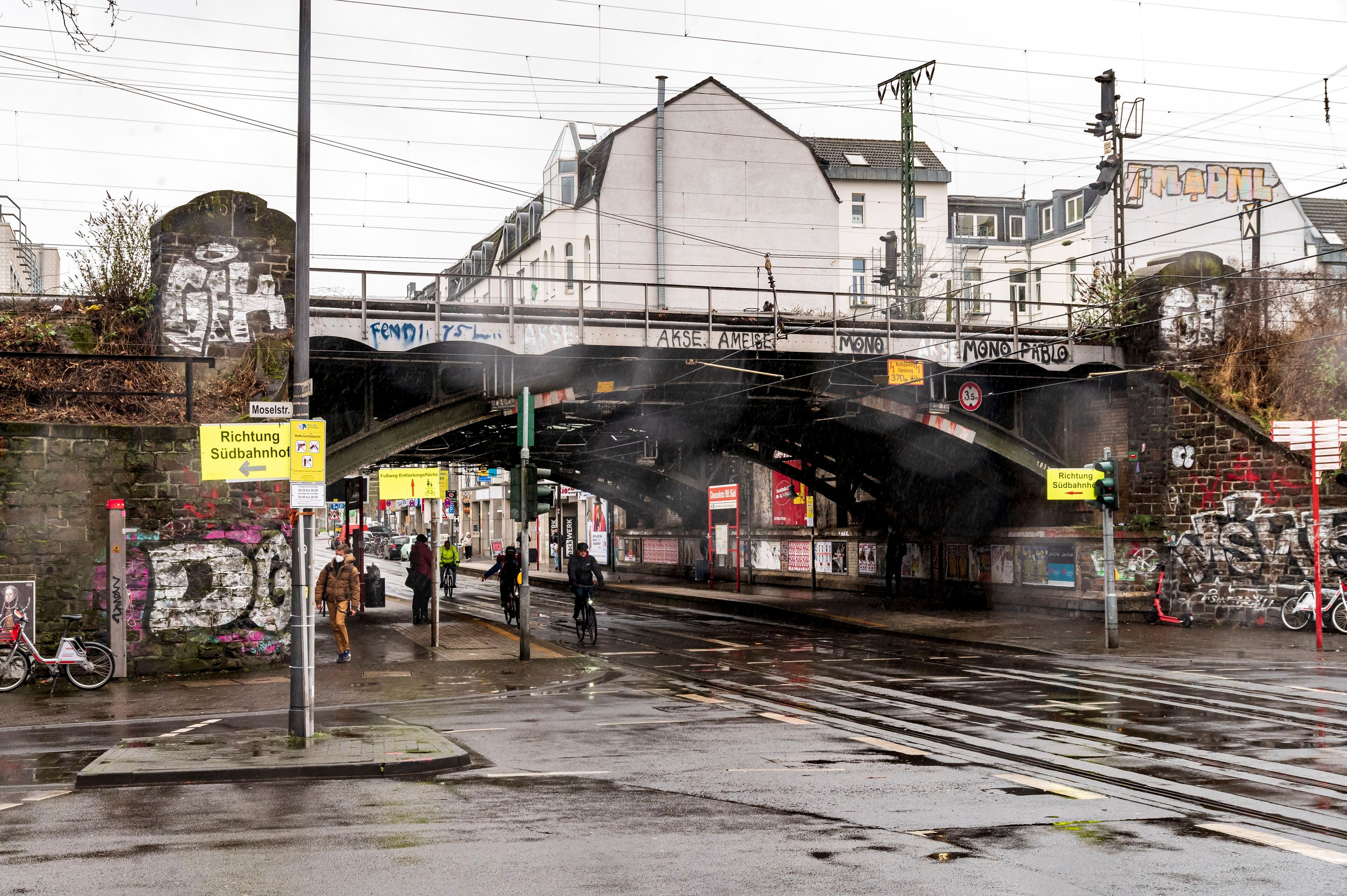 An der KVB-Haltestelle Dasselstraße wurde ein Mann brutal attackiert. (Das Archivfoto zeigt die Zülpicher Straße/Ecke Dasselstraße).