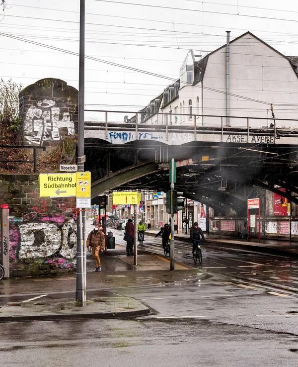 An der KVB-Haltestelle Dasselstraße wurde ein Mann brutal attackiert. (Das Archivfoto zeigt die Zülpicher Straße/Ecke Dasselstraße).