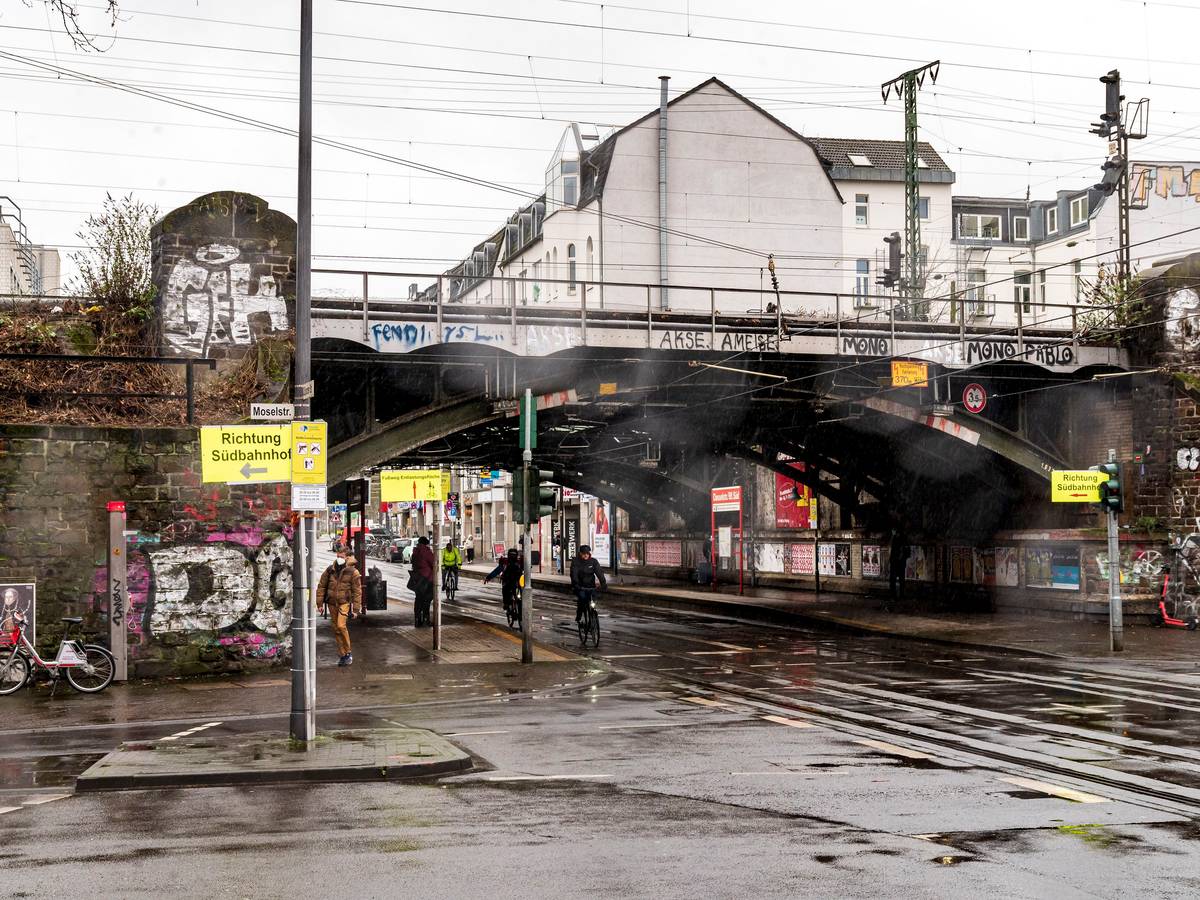 An der KVB-Haltestelle Dasselstraße wurde ein Mann brutal attackiert. (Das Archivfoto zeigt die Zülpicher Straße/Ecke Dasselstraße).