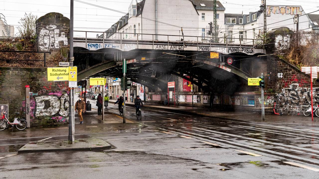An der KVB-Haltestelle Dasselstraße wurde ein Mann brutal attackiert. (Das Archivfoto zeigt die Zülpicher Straße/Ecke Dasselstraße).