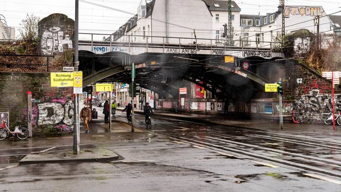 An der KVB-Haltestelle Dasselstraße wurde ein Mann brutal attackiert. (Das Archivfoto zeigt die Zülpicher Straße/Ecke Dasselstraße).